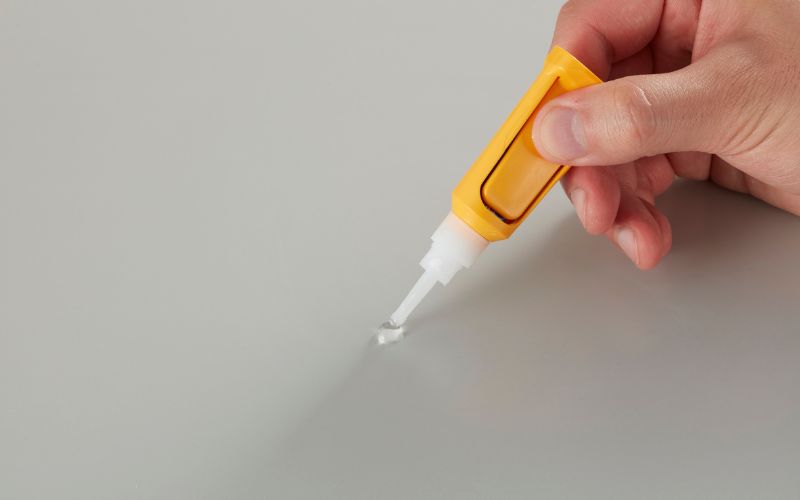 Dán giấy dán tường bằng keo gì để dùng được lâu năm? Top 7 loại chất lượng dan-giay-dan-tuong-bang-keo-gi-7