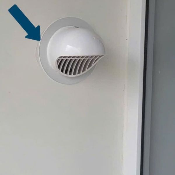 khoan một lỗ tường đường kính khoảng 15cm để dẫn khí tươi từ bên ngoài vào