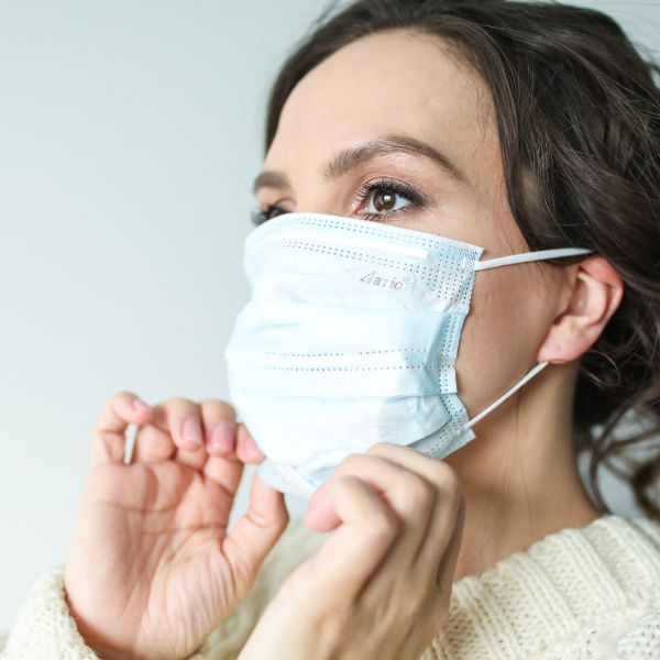Bụi thủy tinh là gì? Tác hại nguy hiểm và cách phòng tránh hiệu quả đeo khẩu trang khi dọn dẹp