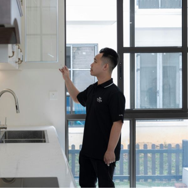 Mùi thức ăn trong bếp gây khó chịu? Giải pháp hữu ích bạn nên biết mở cửa sổ trong bếp