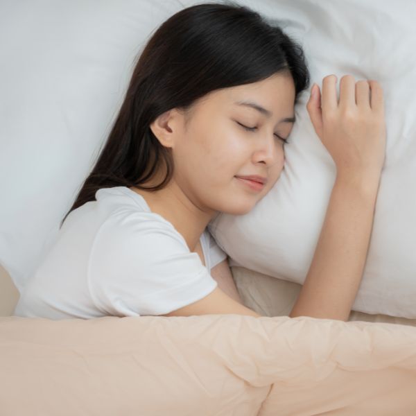 Quạt thông gió phòng ngủ giúp không gian luôn thoáng mát, dễ chịu ngủ ngon khi phòng được thông gió