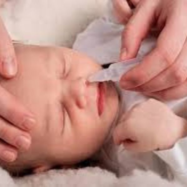 Trẻ sơ sinh ngủ phòng điều hòa: Bí quyết không lo khô mũi, khó thở với máy lọc không khí trẻ bị nghẹt mũi