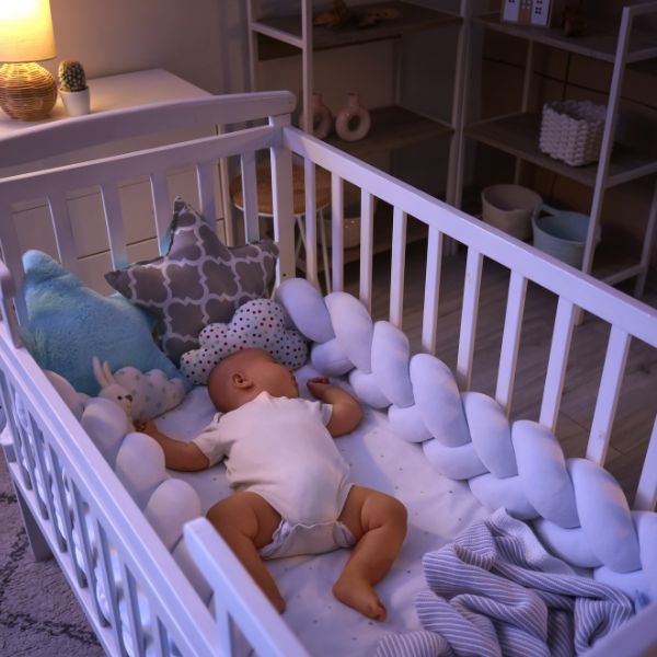 Trẻ sơ sinh ngủ phòng điều hòa: Bí quyết không lo khô mũi, khó thở với máy lọc không khí Trẻ sơ sinh ngủ phòng điều hòa