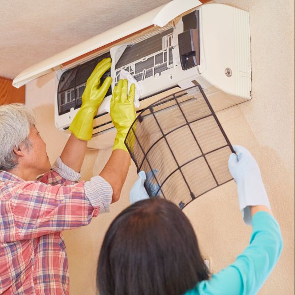 Người già dùng điều hòa nhiều có hại không? Cải thiện chất lượng không gian sống bằng máy lọc không khí vệ sinh điều hòa